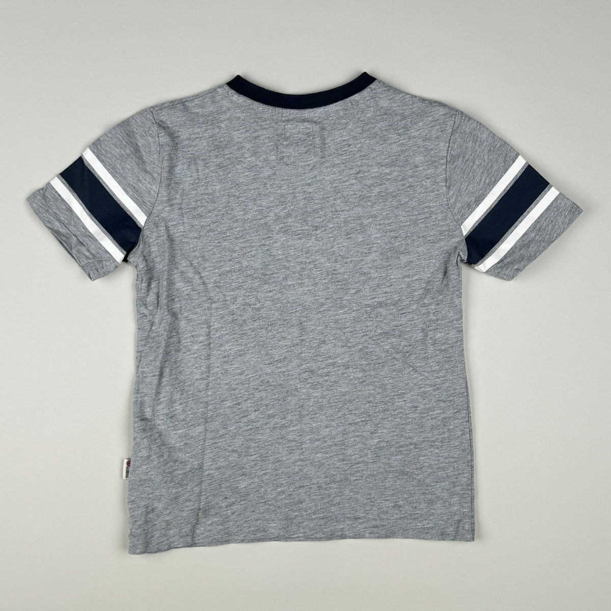 T-shirt in grey, blue, white