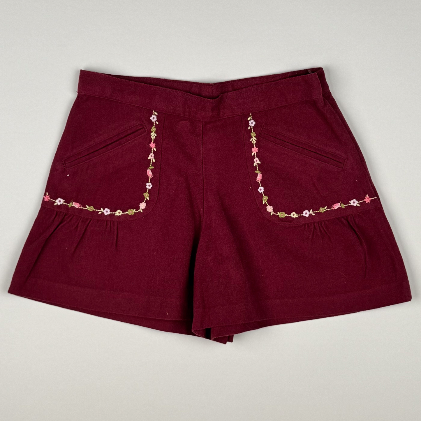Short in red and pink