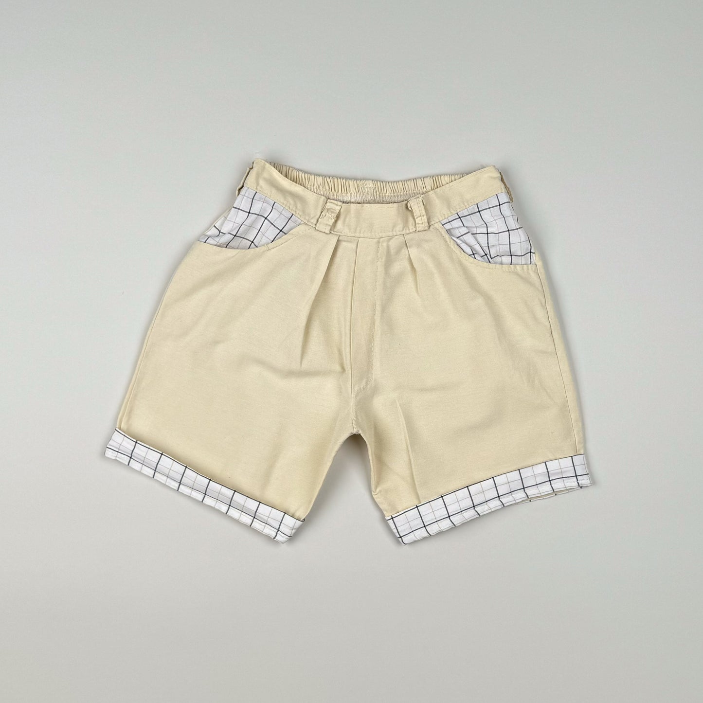 Short in beige, white and grey