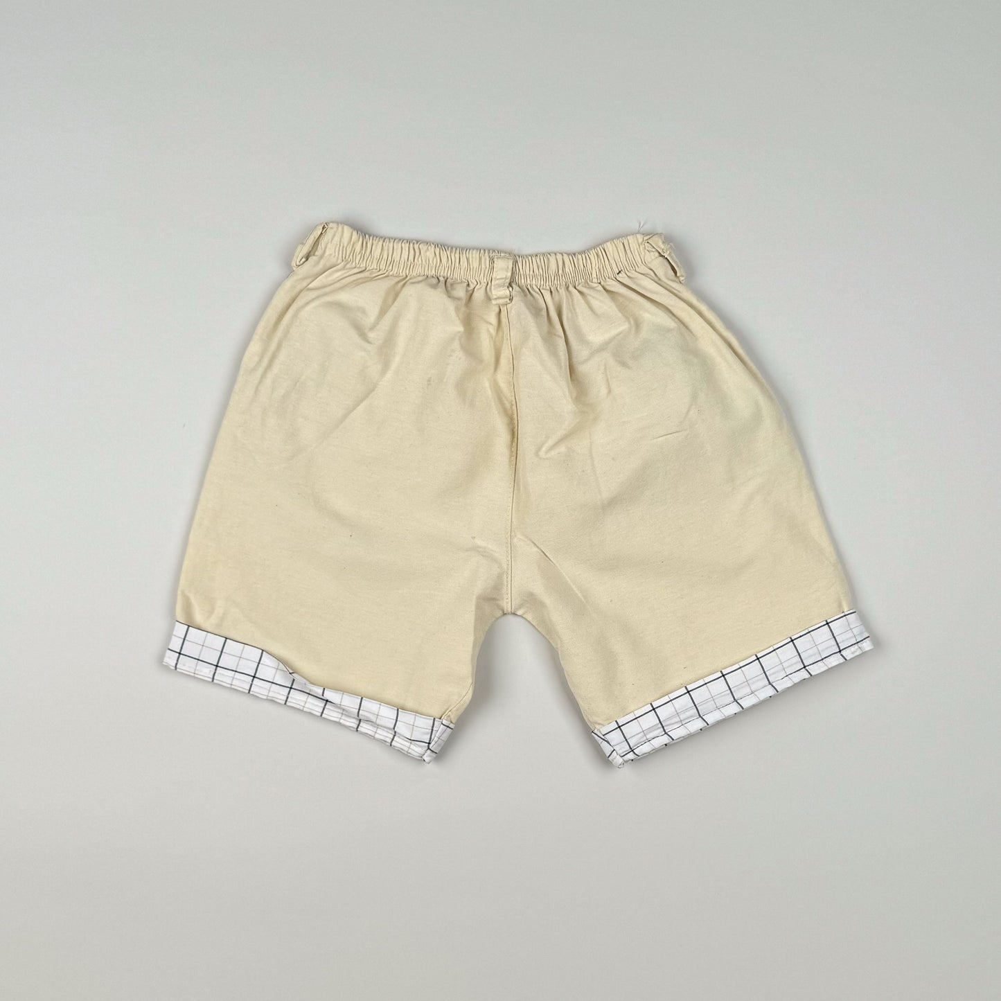 Short in beige, white and grey