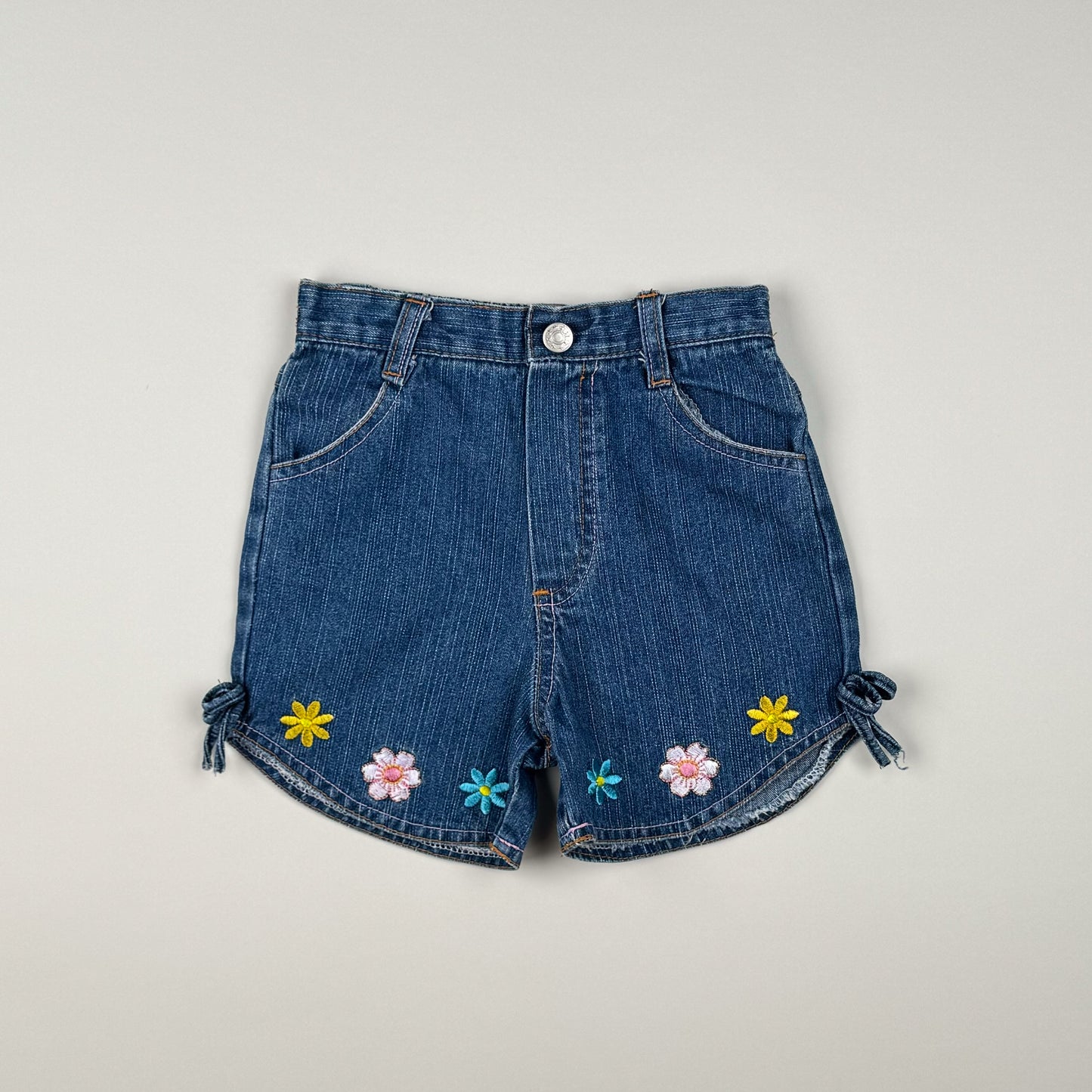 Denimshort in blue, yellow and pink