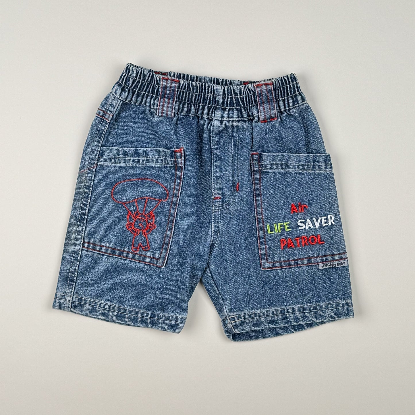 Denimshort in blue and red