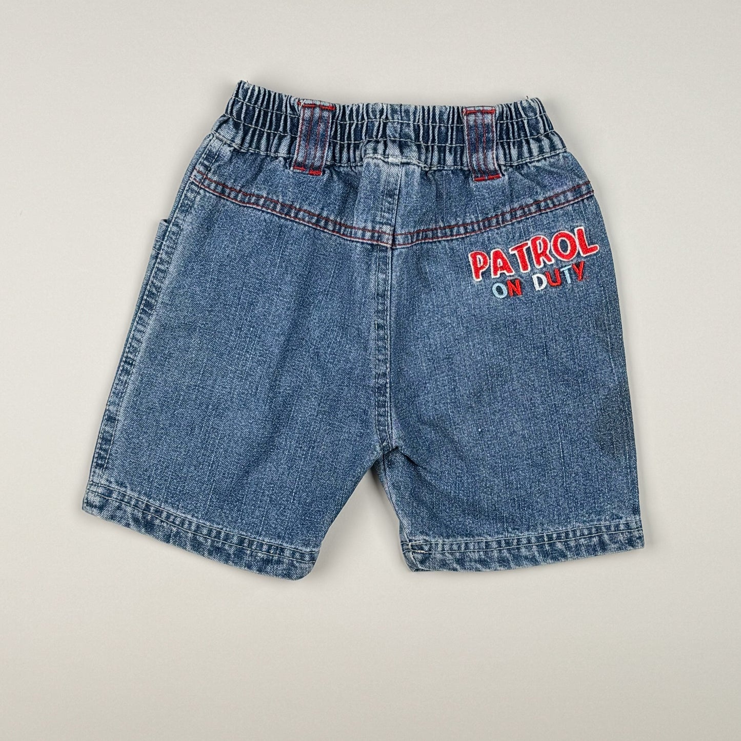 Denimshort in blue and red