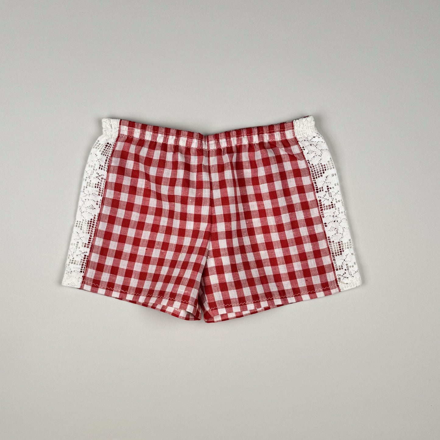 Short in red and white