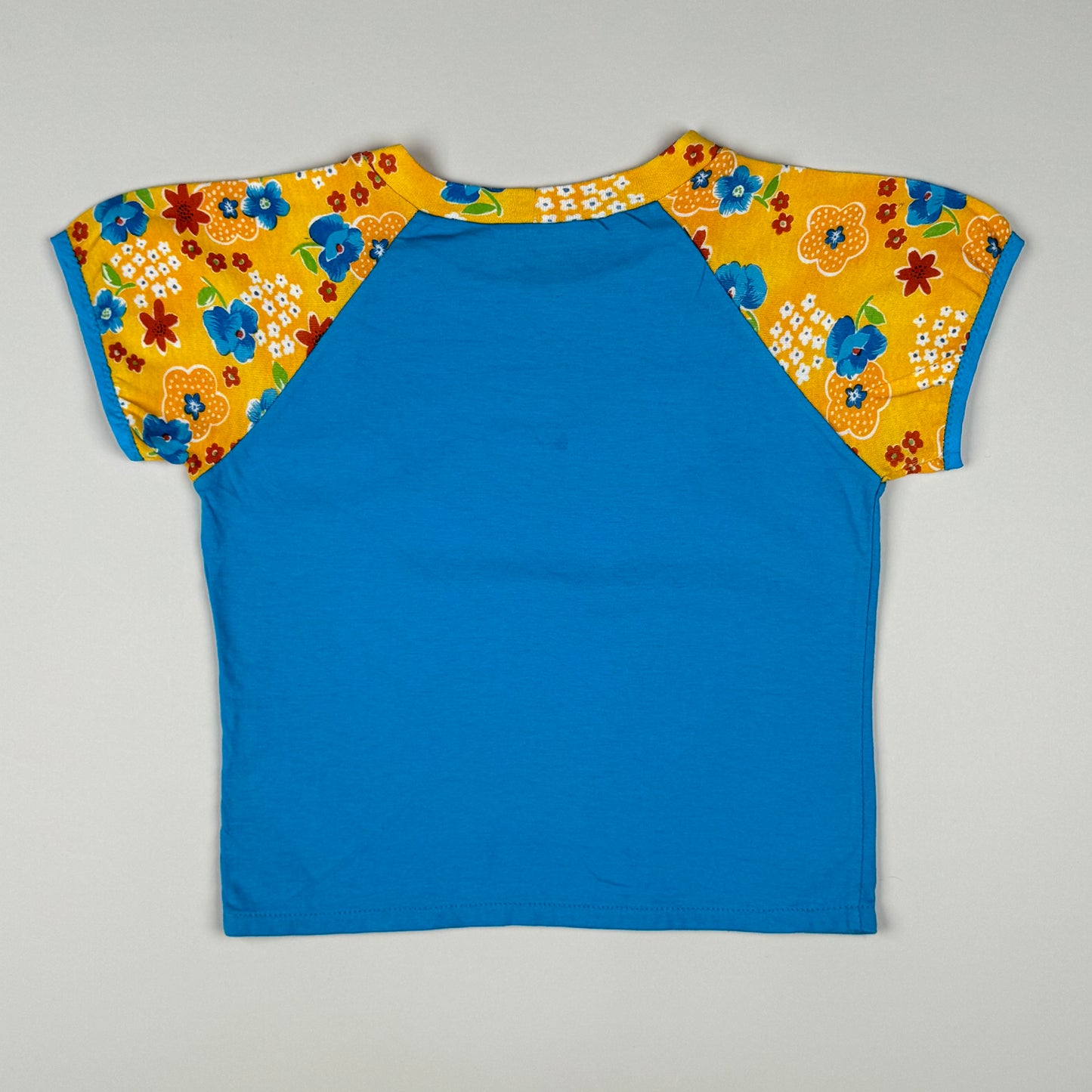 T-Shirt in blue, yellow and multi