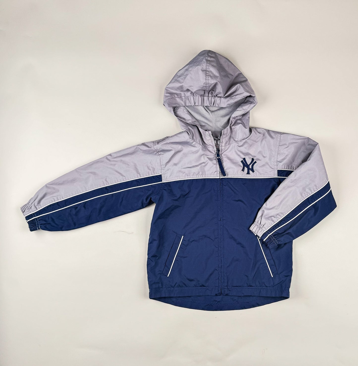 Windbreaker in blue, grey and white