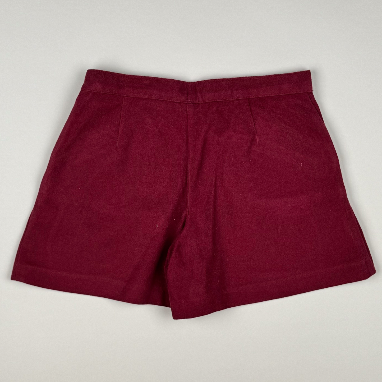 Short in red and pink