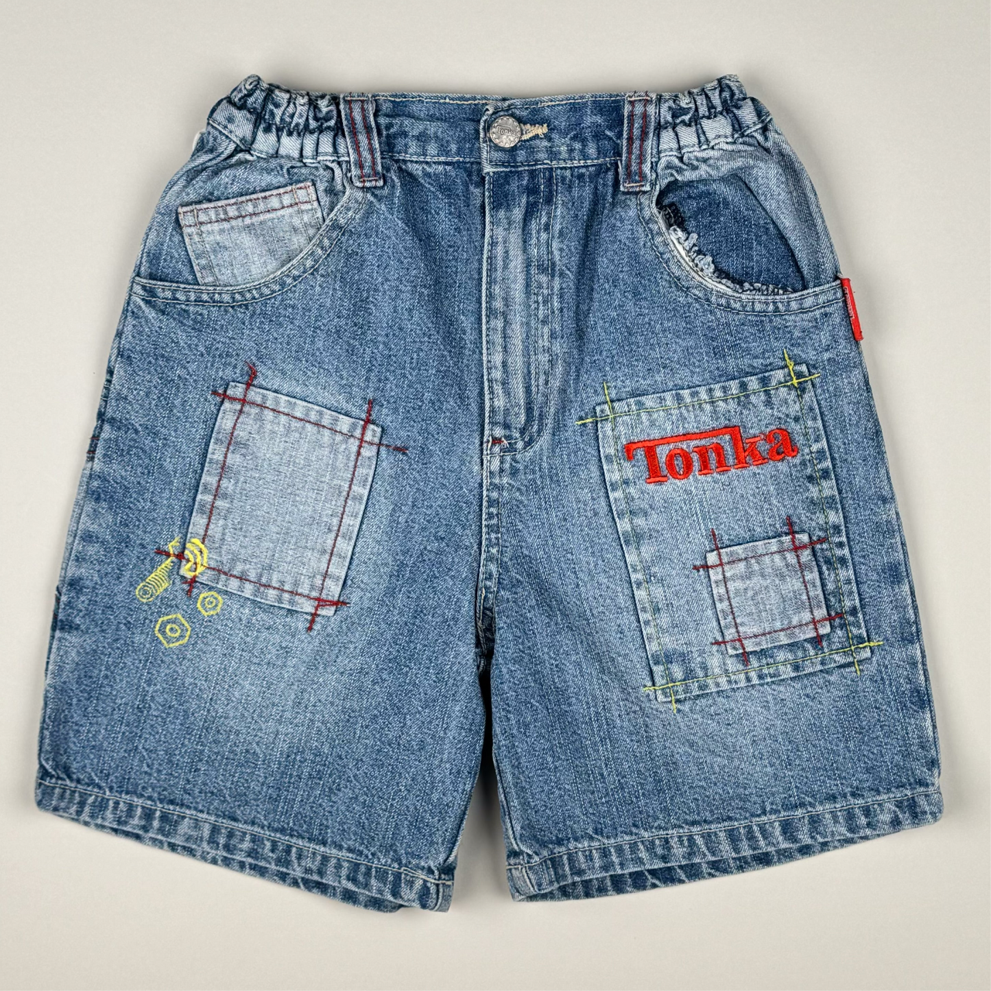 Denimshort in blue and red
