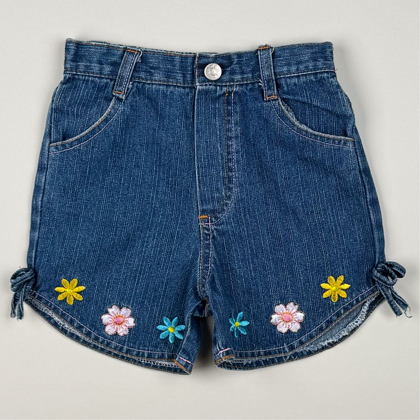 Denimshort in blue, yellow and pink